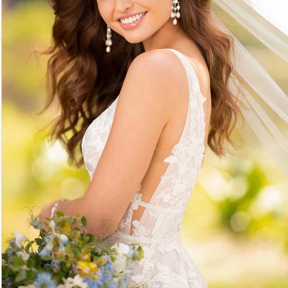 Wedding Dress, Essence of Australia, size 14 - Picture 8 of 9